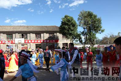 何維克先生與當地師生一起參加互動活動