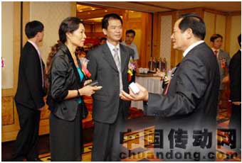 廣州市對(duì)外貿(mào)易經(jīng)濟(jì)合作局對(duì)外經(jīng)濟(jì)合作處處長(zhǎng)張麗萍（左一）