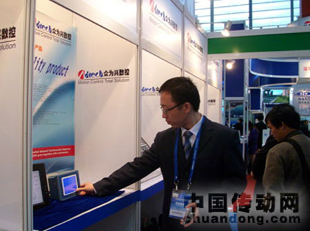 工作人員為觀眾演示點(diǎn)膠機(jī)控制器人機(jī)界面，眾為興的點(diǎn)膠機(jī)系統(tǒng)在華南地區(qū)占有最大的市場份額