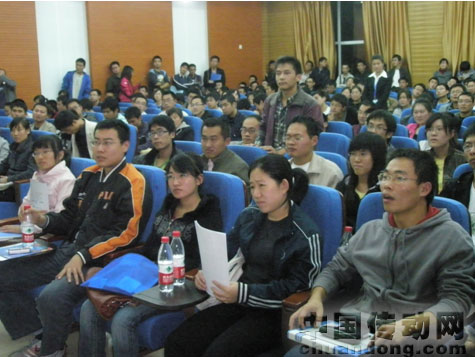 哈工大宣講現(xiàn)場，學(xué)生正在提問，反響強烈