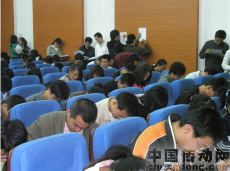 學(xué)生們認真地填寫宣講調(diào)查表