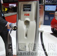 ABB“直流快速充電站”可以為高至100千瓦的電動(dòng)車快速充電,不到10分鐘的充電時(shí)間，即可保證車輛續(xù)航100公里以上。該設(shè)備預(yù)計(jì)在不久以后上市。