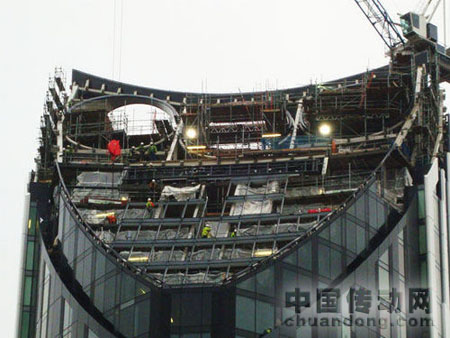 整個大廈高約148米，其頂部將安裝三座風力渦輪發(fā)電機，屆時將可以為整幢建筑提供約8%的能源。