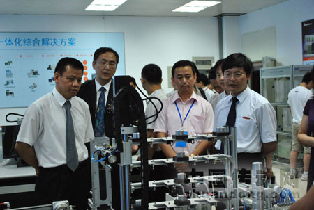 中達(dá)電通機電事業(yè)部營銷總監(jiān)張紹坤先生向廈門詹滄洲副市長介紹臺達(dá)自動化