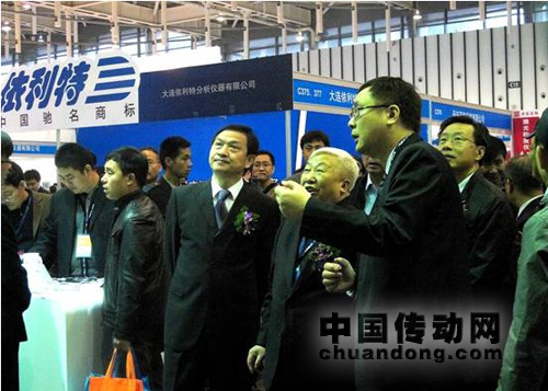 南京市政府領(lǐng)導(dǎo)、南京市教育局領(lǐng)導(dǎo)參觀臺(tái)達(dá)工業(yè)自動(dòng)化展示車(chē)
