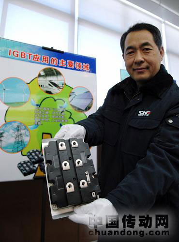 12月23日，工作人員在展示中國(guó)北車永濟(jì)電機(jī)公司發(fā)布的IGBT新產(chǎn)品。