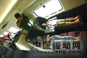 昨日，媒體記者們踏上京滬高鐵體驗之旅，商務(wù)座車廂坐椅可以“變形”，乘客可以躺著。