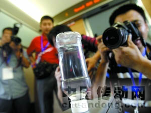 列車時速達到300公里以上，倒立的礦泉水瓶不倒。
