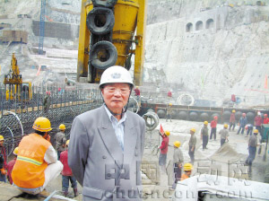 2006年4月，潘家錚院士在小灣水電站考察。
