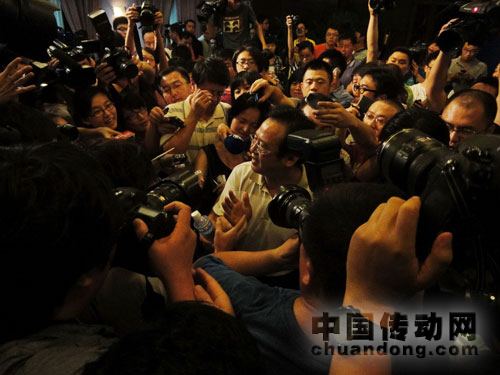 發(fā)布會結(jié)束后，鐵道部新聞發(fā)言人被記者包圍