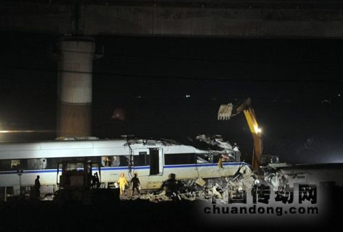 7月25日，挖掘機(jī)正在對(duì)事故列車車廂進(jìn)行拆解