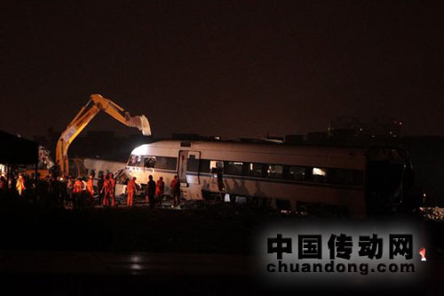 7月25日，挖掘機(jī)正在對(duì)事故列車車廂進(jìn)行拆解