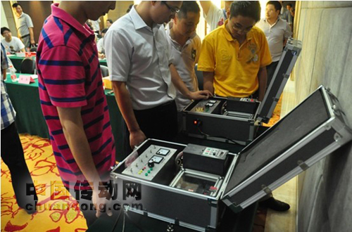 技術(shù)人員為現(xiàn)場(chǎng)嘉賓演示產(chǎn)品