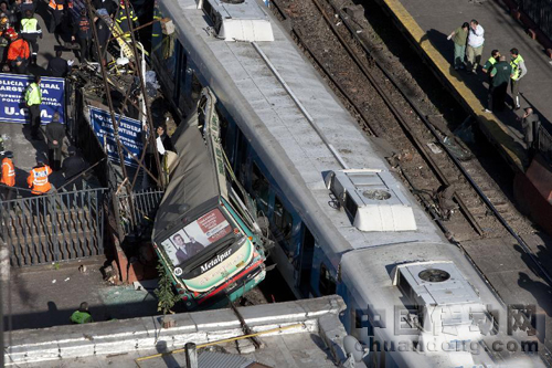 阿根廷城鐵列車(chē)和公交車(chē)相撞致百人受傷9月13日，在阿根廷首都布宜諾斯艾利斯，救援人員在城鐵列車(chē)和公交車(chē)相撞事故現(xiàn)場(chǎng)忙碌。