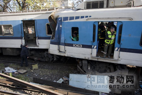 一輛92路公交車(chē)急于穿過(guò)欄桿正在放下的道口，結(jié)果和一列城鐵列車(chē)發(fā)生碰撞。城鐵列車(chē)脫軌后又和一列逆向行駛的城鐵列車(chē)發(fā)生側(cè)撞