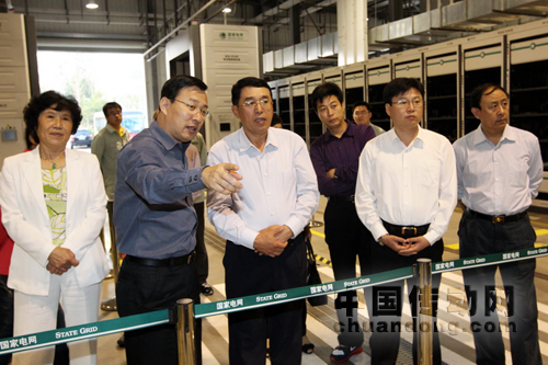 史玉波副主席一行興致勃勃參觀薛家島電動(dòng)公交車(chē)充換電車(chē)間智能換電機(jī)器人工作情景