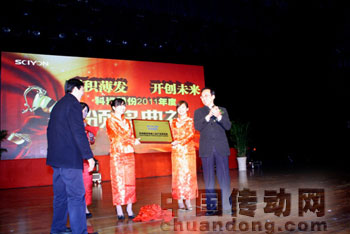 江蘇省經(jīng)信委副主任龔懷進(jìn)（右一），南京大學(xué)商學(xué)院常務(wù)副院長、