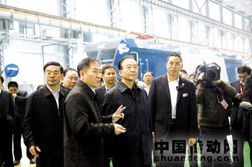 圖為中國(guó)南車董事長(zhǎng)趙小剛向溫家寶總理匯報(bào)公司安全質(zhì)量生產(chǎn)情況。