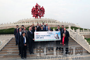 德國媒體代表團(tuán)在以“菲尼克斯”命名的城市標(biāo)志性建筑鳳凰壇前合影
