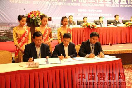 　英威騰能源管理有限公司總經(jīng)理姚建國（右一）同用能企業(yè)簽訂合作協(xié)議