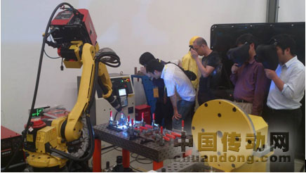 業(yè)內(nèi)專(zhuān)家參觀FANUC焊接機(jī)器人實(shí)驗(yàn)室