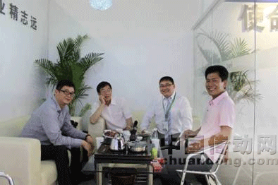 英威騰集團(tuán)副總裁、英威騰德仕卡勒董事長(zhǎng)劉繼東（左一）、英威騰德仕卡勒總經(jīng)理劉建輝（右二） 