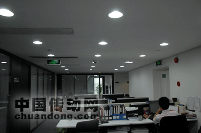  圖1：未更換LED燈具的辦公室， 亮度不夠，影響視力與工作效率。