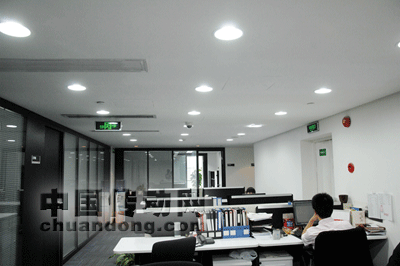 圖2：更換LED燈具后的辦公室， 亮度提高，保護(hù)視力并提升了工作效率。